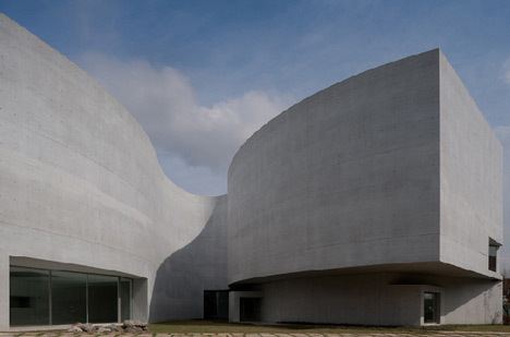 韓國現代藝術博物館是一棟三層樓建築.